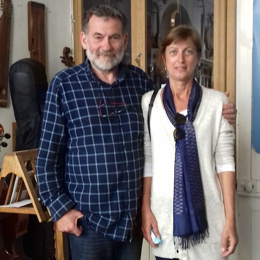 Ann Heynen met nyckelharpabouwer Jean Claude Condi